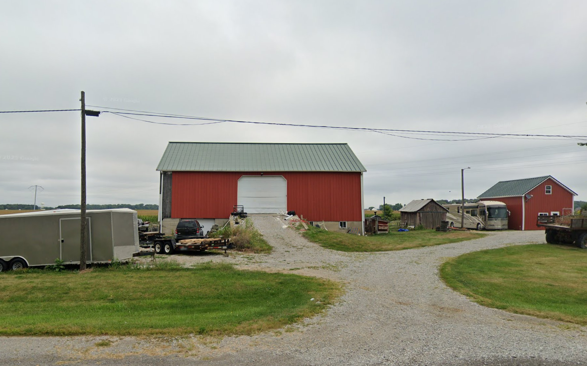 Grange avec pont d’accès surélevé à Besancon (Indiana)